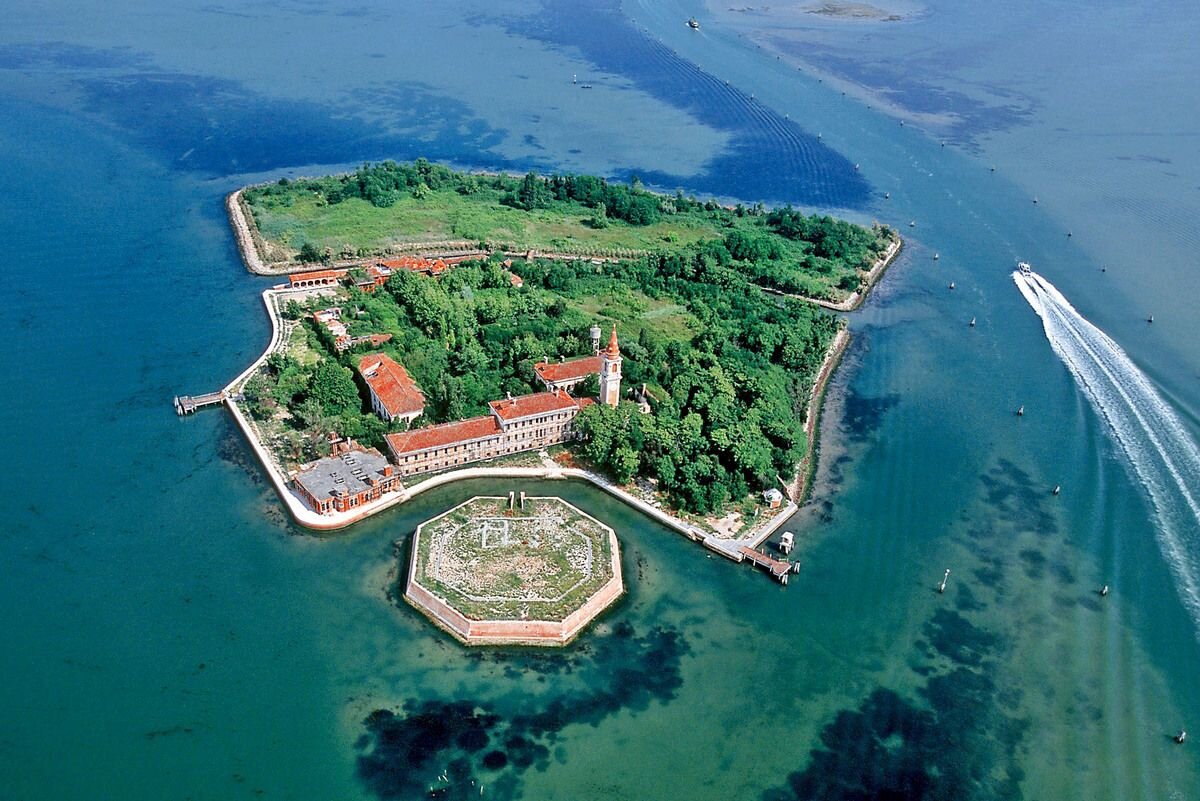 Вид на остров с высоты птичьего полета. Фото взято из Яндекс Картинки 