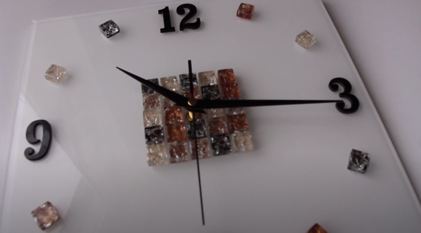 Идеи создания настенных часов ручной работы: от вырезания до вышивки!