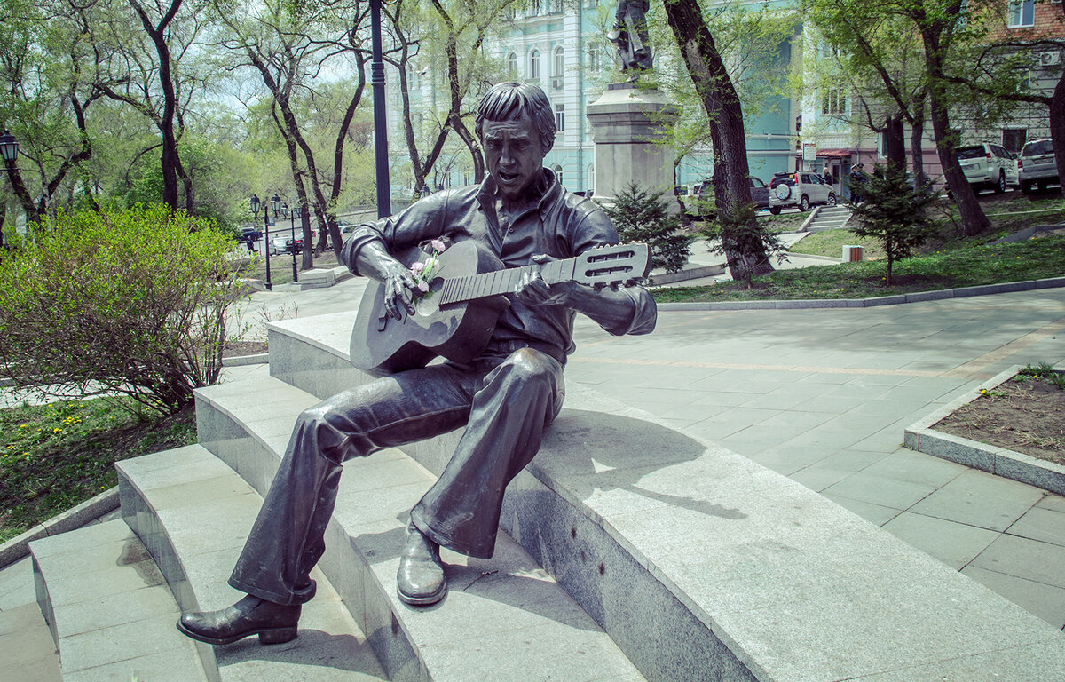 памятник высоцкому на бульваре в москве