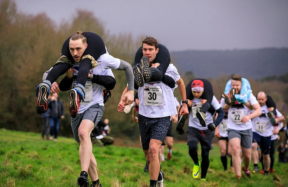 Как и проходящий в Суоми Чемпионат по игре на невидимой гитаре, это соревнование ждет от своих участников не только ловкости, но и развитого чувства юмора. Цель состязания предельно проста – мужчины должны пробежать полосу препятствий, неся на плечах подругу. Побеждает тот, кто преодолел трассу первым, не уронив по дороге свою спортивную «половинку». ... Традиция была преобразована в официальный вид спорта в 1992 году на арене стадиона небольшого городка Сонкаярви в Восточной Финляндии. С момента проведения первого «забега с женами» забавный вид спорта не только стал безумно популярен в Финляндии, но и распространился в других странах. Мужчинам необходимо было с женами на плечах преодолеть полосу препятствий и водную преграду. Нести жену на чемпионате можно было несколькими способами: посадить сзади на спину или положить на плечи, как делают пожарные. При этом вес женщины не должен быть ниже 49 кг. Если вторая половинка оказывалась все же легче установленной нормы, то муж получал в придачу тяжелый рюкзак. По легенде, когда-то в этих краях жил разбойник Росво Ронкайнен. В свою шайку он принимал только крепких парней, поэтому подвергал их проверке. Одно из испытаний состояло в том, чтобы украсть из селения девушку и убежать, неся ее на спине. Теперь все иначе. Женщины сами с удовольствием садятся мужчинам на плечи и готовы бежать с ним хоть на край света.
Любопытно, что соревнования основываются на традициях 19 века. В то время край находился под властью разбойника Росво Ронкайнена. Чтобы попасть в его банду, необходимо было пройти жёсткий контроль. Доказывая свою выносливость, мужчины желавшие попасть в банду, крали из деревень женщин. Со временем обычай перерос в соревнования мирового масштаба, сообщаВ чемпионате мира по ношению жен принимают участие десятки пар из разных стран. Длина дорожки, которую преодолевают участники, составляет 253,5 метра. Она посыпана песком и гравием, а также оснащена водными препятствиями.Длина дорожки, которую преодолевают участники, составляет 253,5 метра (дорожка посыпана песком и гравием, а также оснащена водными препятствиями). Женщины, участвующие в чемпионате в качестве груза, должны быть старше 17 лет и их вес должен составлять не менее 49 кг[8][4].