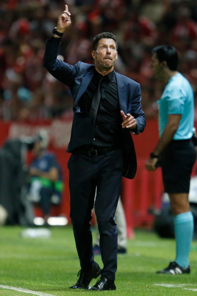 В 2011 году Симионе стал главным тренером Атлетико мадрид и тогда он не понимал, что он сделает из слабого Атлетико в мощнейший клуб Испании и вообще в мире. В первом сезоне Диего сразу выиграл  Лигу Европы, тем самым заставил бояться "Матрасников". Он прекратил 14-тилетнюю серию поражений с Реалом, тем самым выиграл Кубок Испании. Сейчас Симионе остаётся героем Атлетико, все фанаты любят его и руководство не собирается отпускать Диего,ведь он на отлично справляется со своей работой. 