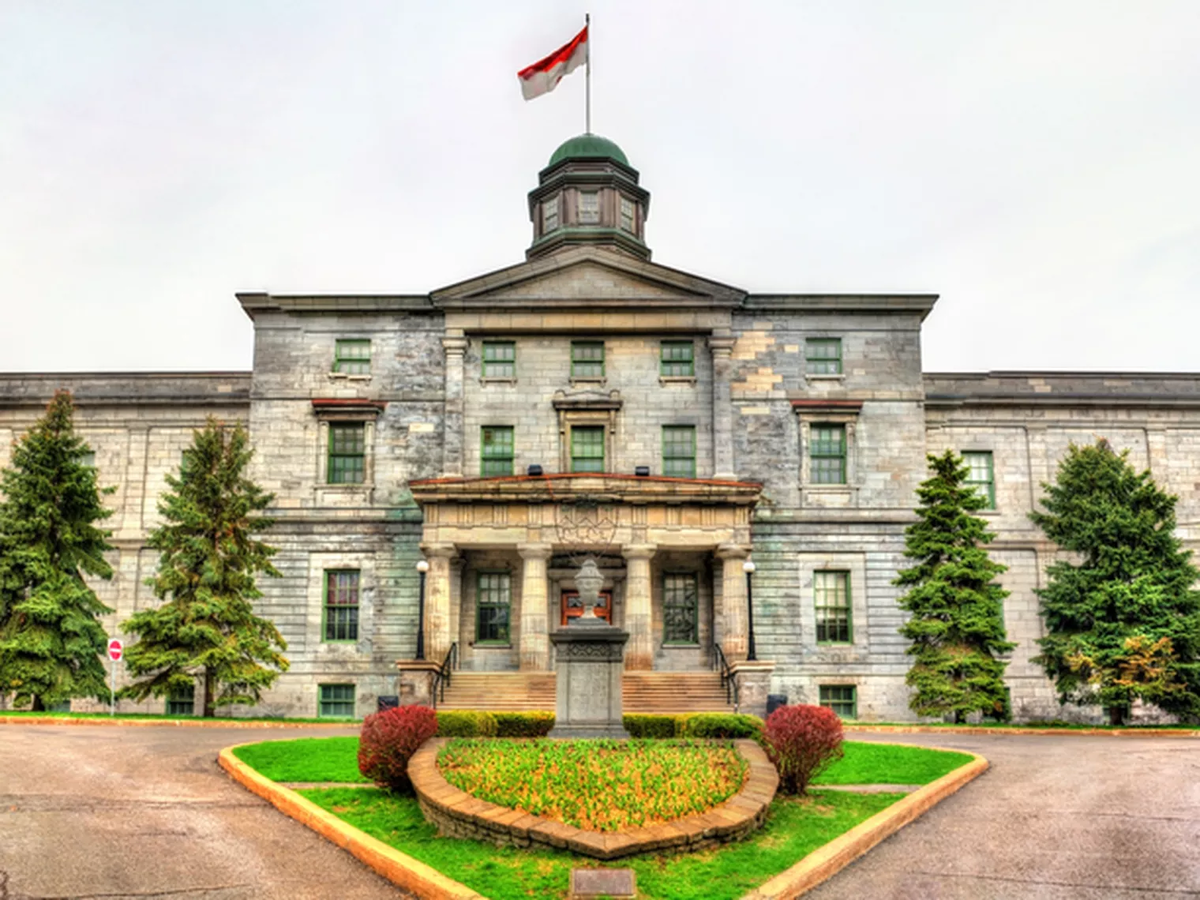Университет Макгилла старейшее высшее учебное заведение Канады