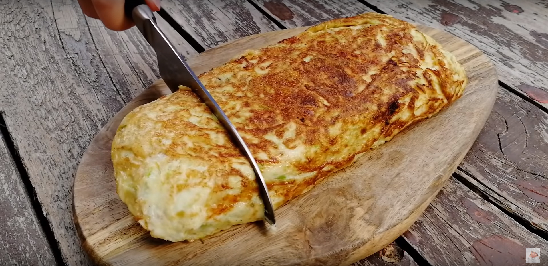 Рулет-омлет с кабачками на сковороде - завтрак для всей семьи.