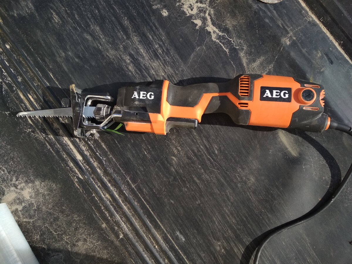 Чуть не поранился ей случайно нажав кнопку пуска