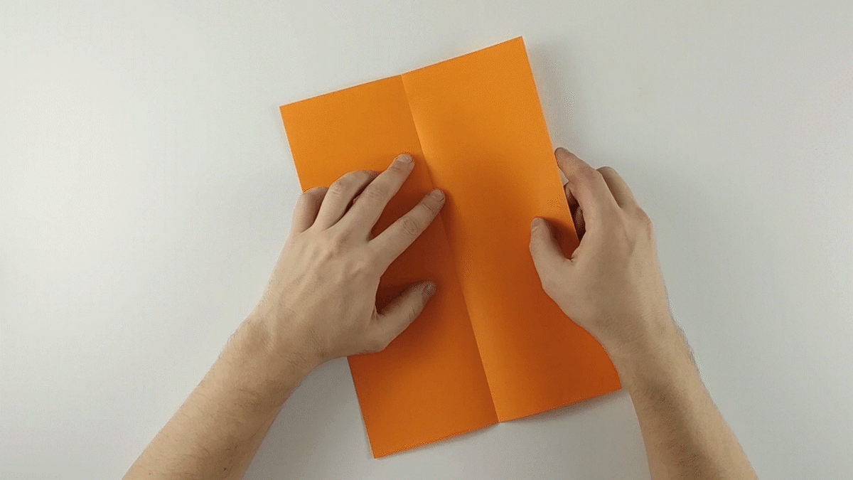 Шаг 2.1. Сгибаем угол к центру, чтоб в результате сгиба, сверху, образовался угол 45 градусов.