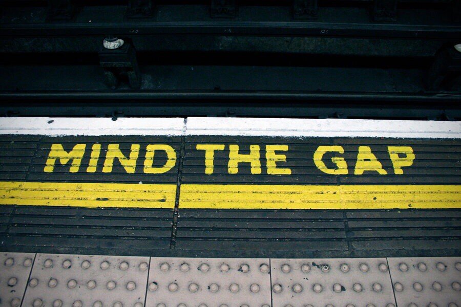 «Mind the gap» - это звуковая или визуальная предупреждающая фраза, выдаваемая железнодорожным пассажирам, чтобы соблюдать осторожность при пересечении горизонтальной, а в некоторых случаях вертикальной, пространственной пропасти между дверью поезда и платформой станции