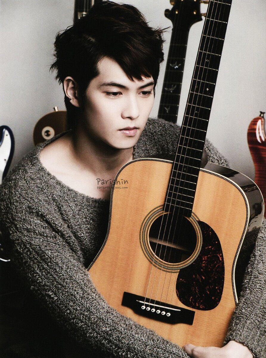 Ли Джон Хён гитара,вокал.