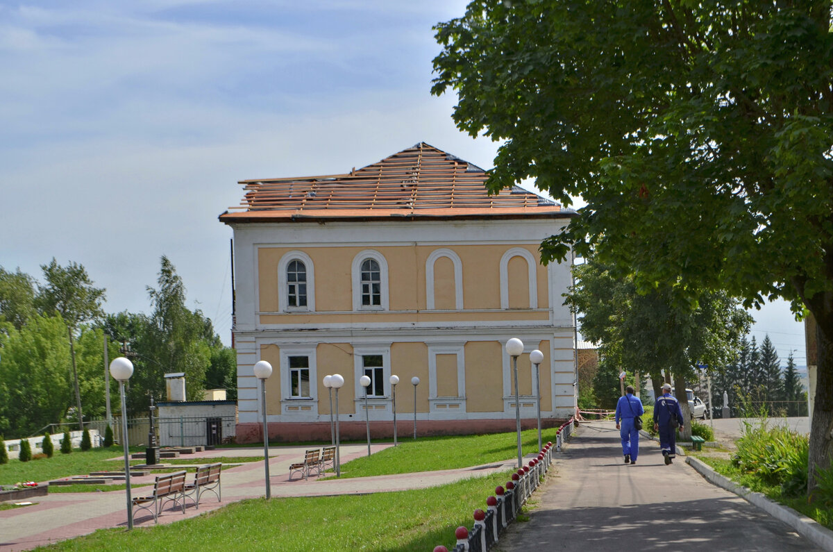 Школа искусств и сквер с памятниками Великой Отечественной войны