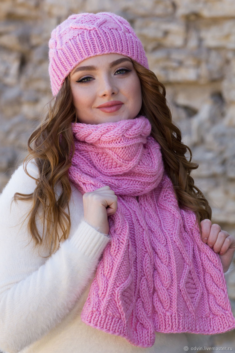 Шапка и шарф розовые. Шапка шарф. Вязание женских шапок. Вязаные шарфы. Шапка коса.