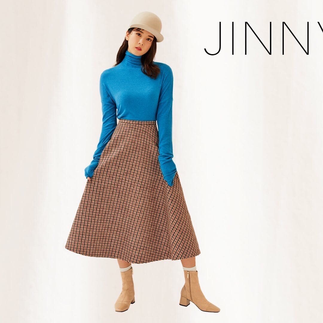 Чорон из группы Apink. Актуальная юбка миди с актуальным клетчатым принтом, а также интересное сочетание цветов.