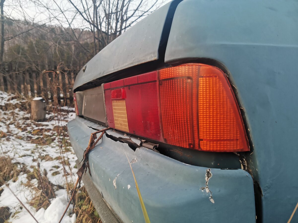 Задние фары вполне целые.