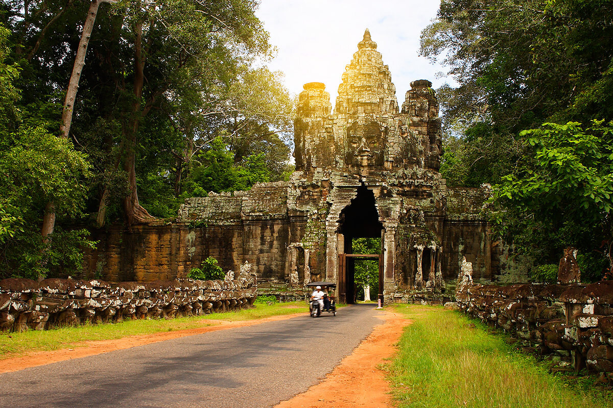 Фото взято с https://enjourney.ru/strany/cambodia/regioni/angkor/mesto/angkor_thom