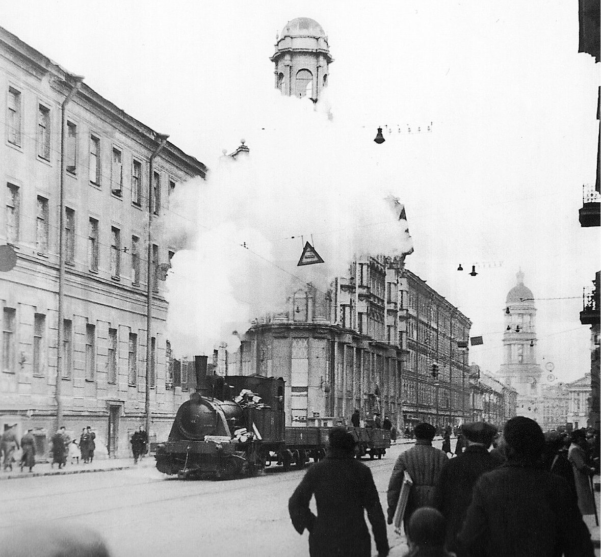 Фото Бориса Васютинского. В 1941-42 гг. трамваи в блокадном Ленинграде были остановлены, и вместо них на рельсы ставили небольшие паровозы.