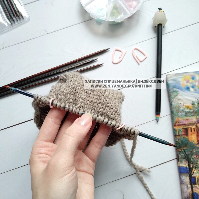 А это вязание пятки на 2 спицах, и места убавок отмечены маркерами. ЛИСТАЙТЕ ВПРАВО