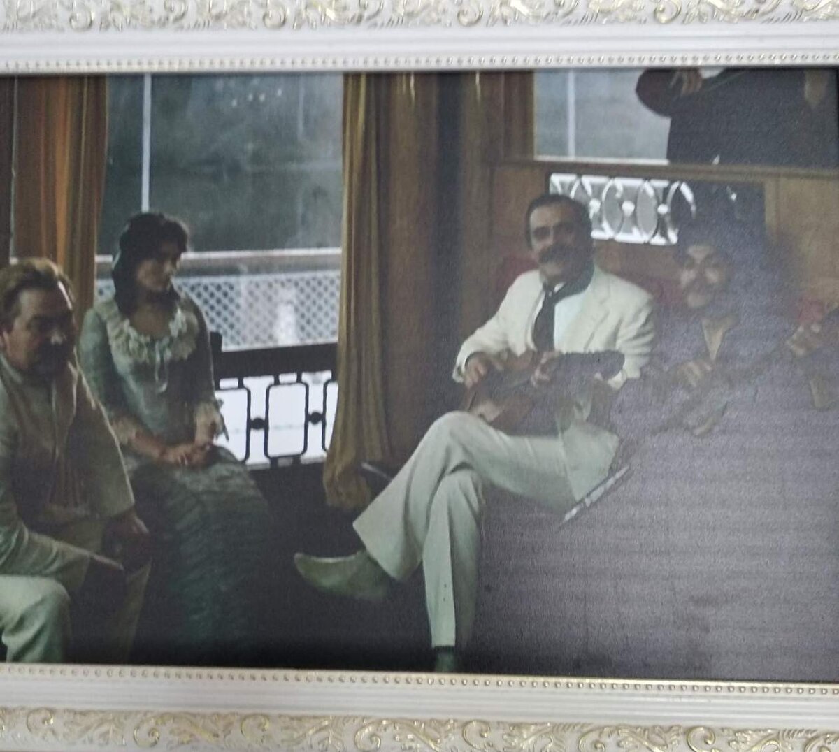 Здравствуйте, читатель! Год назад путешествовала по России. Побывала в древнем городе Костроме, описывать его сегодня не буду,а расскажу как я смотрела " Старую пристань", место где снимал наш режиссер Эльдар Рязанов свой фильм" Жестокий романс".Теперь это место занимает ресторан. Но не в ресторан меня тянуло сюда,а дух того произведения по которому был снят фильм. Это " Бесприданница"  А.Н.Островского. Сто раз смотрела фильм и каждый раз восхищаюсь игрой актеров. Читать драматическое произведение тяжело и вы,читатель вряд ли будете. А вот фильм посмотреть стоит. 