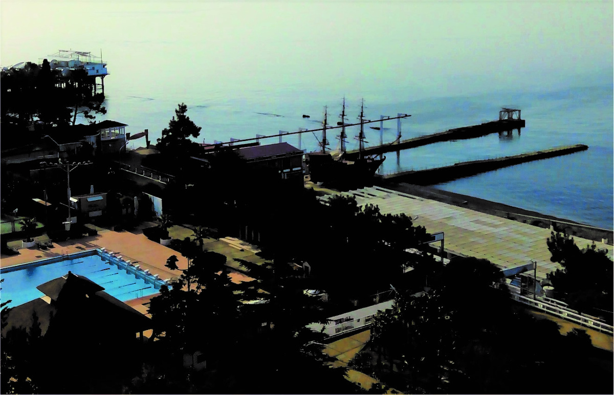 Вид на море и бассейн с балкона нашего номера.