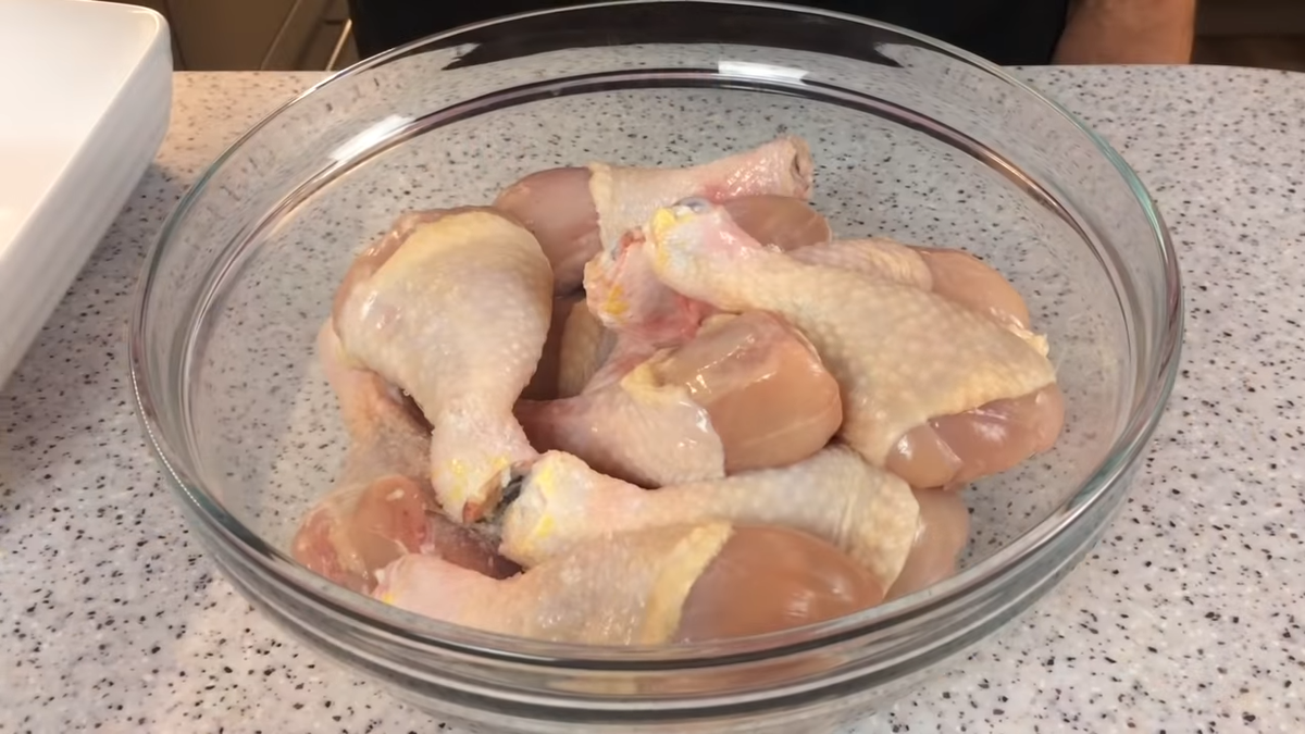 Вымойте куриные голени (12 шт.), обсушите, выложите в глубокую миску. 
