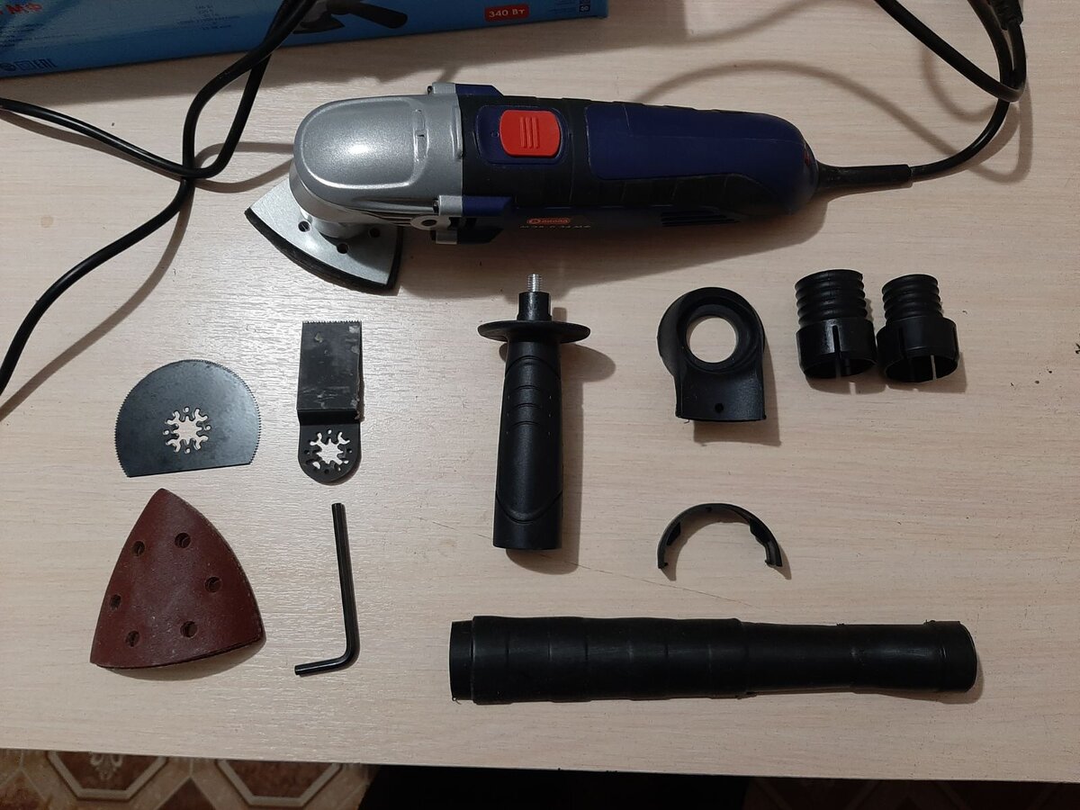 Комплектация, кроме насадки для удаления краски со стен, ее выложил в гараже.