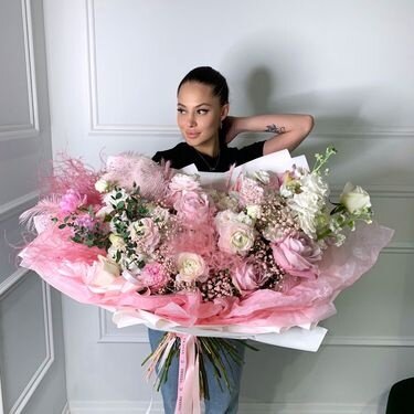 Все составляющие подбираются по цветовой гамме. Собираются они по спирали и дополнительно перевязываются бечевкой. 