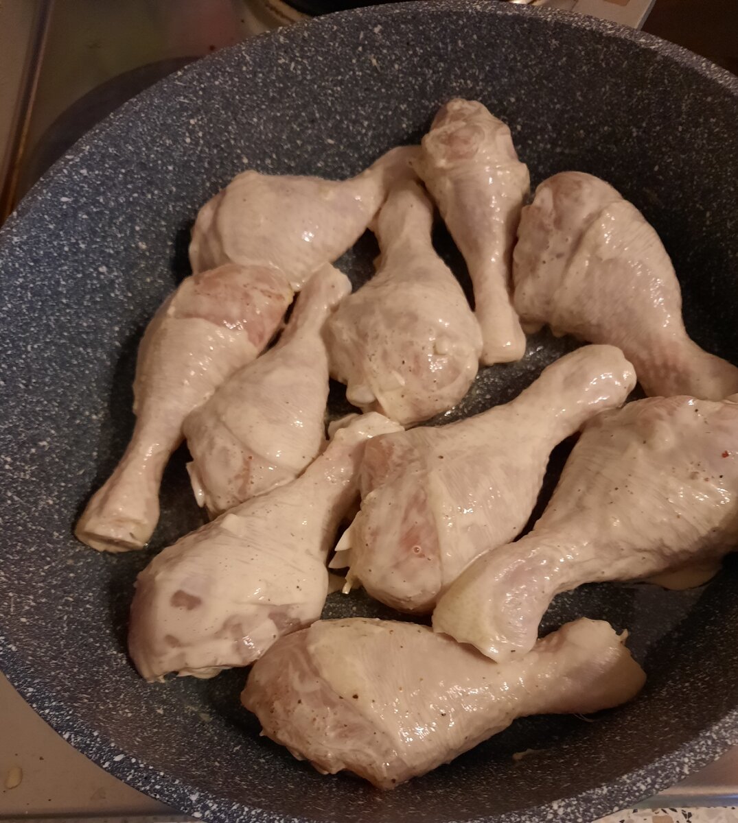 На сковороде