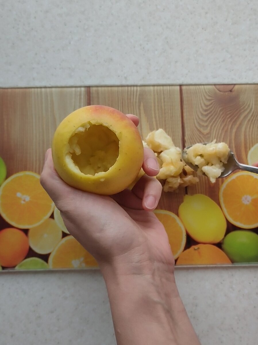 Вырезаем мякоть яблока.