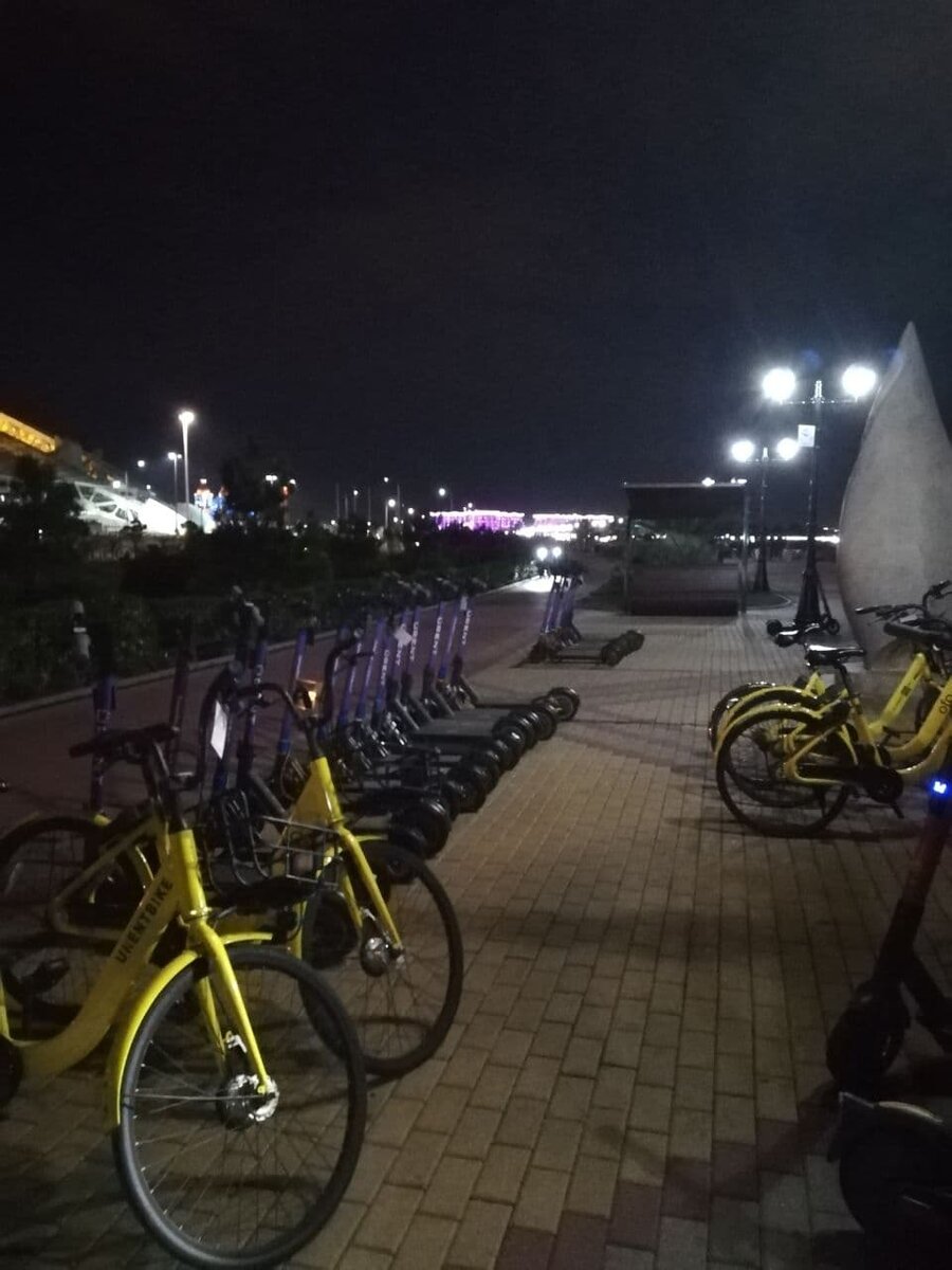 Еще есть велосипеды. Все арендуется через приложение - удобно, т.к. транспорт можно оставить потом в другом месте, возвращаться не обязательно. Фото из личного архива.