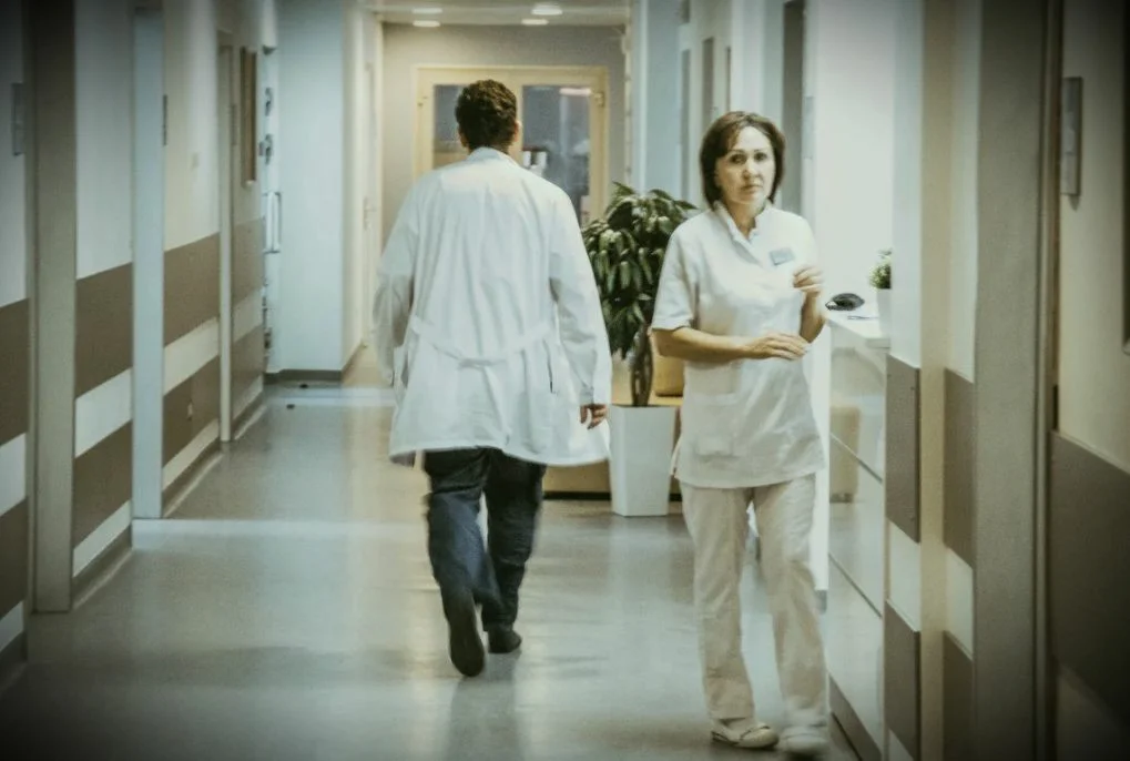 Леонид и Алёна работающие в одной поликлинике, но на тот момент просто коллеги. 