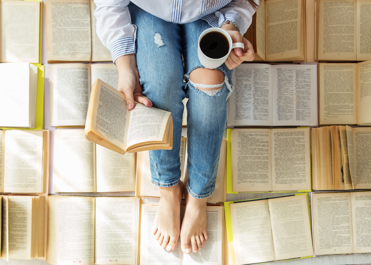 Есть много книг. Фотосессия с книгами на полу. Книги на полу. Много книг на полу. Образ книги