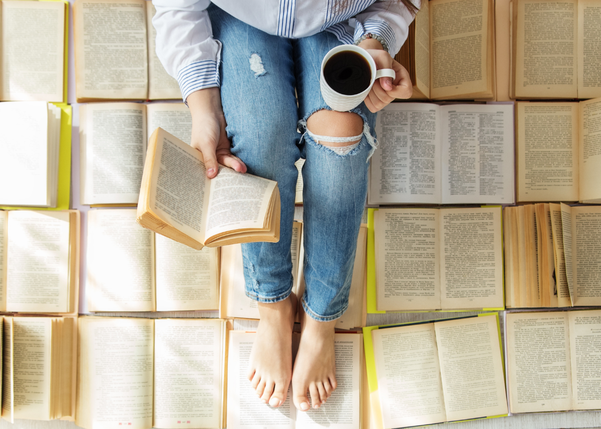 Making a book day. Человек с книгой в руках. Книга человек. Много книг. Фотосессия с книгами на полу.