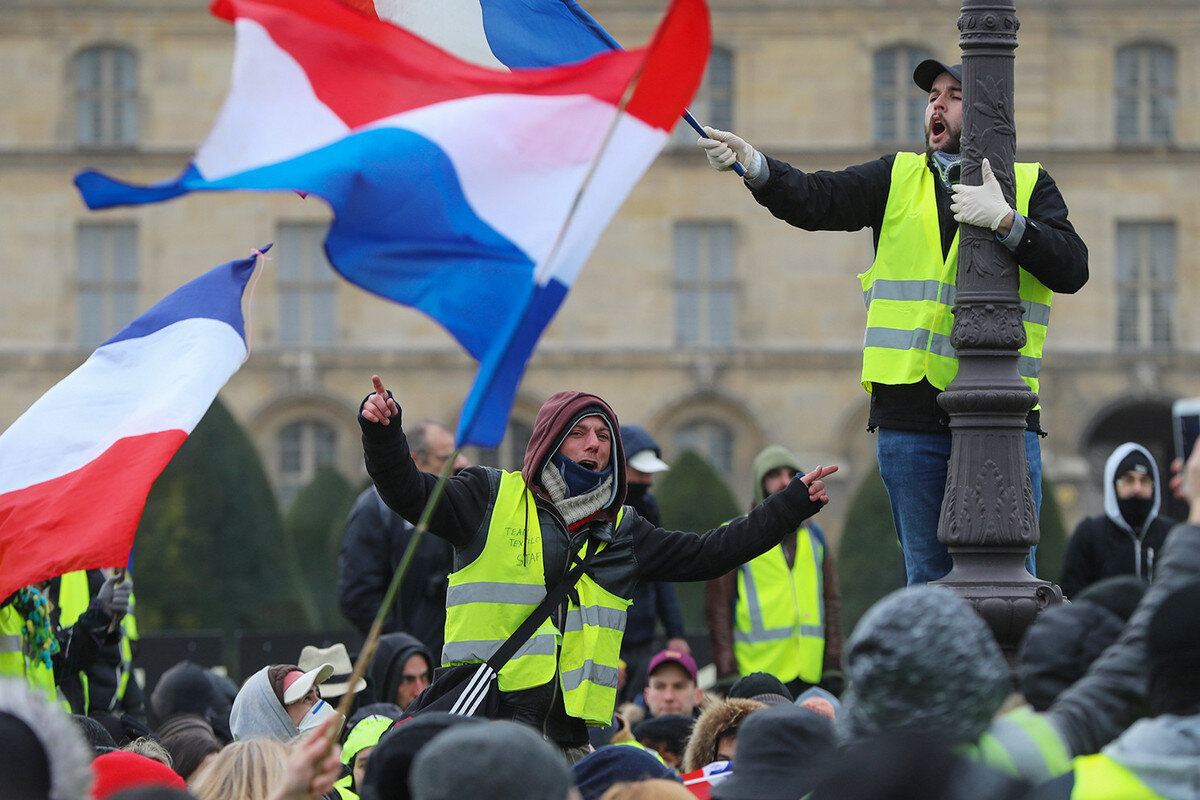 Французы с флагами митингуют. Французский прононс.