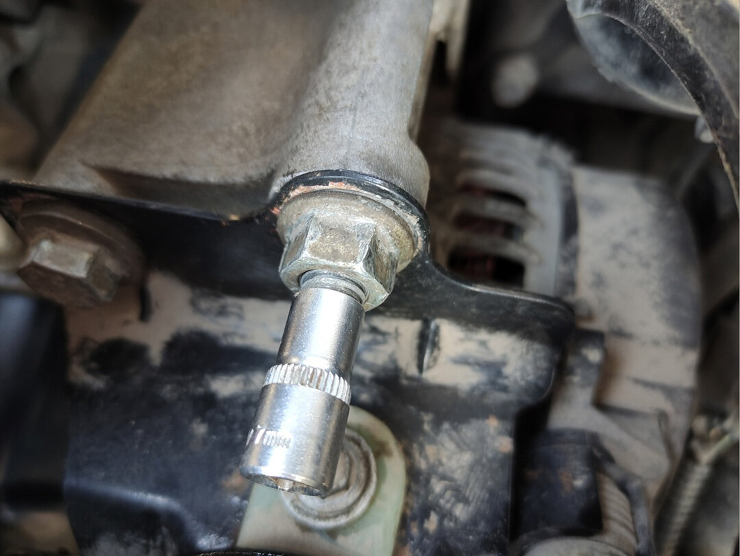 Головка на 7, которая плотно села на наконечник шпильки