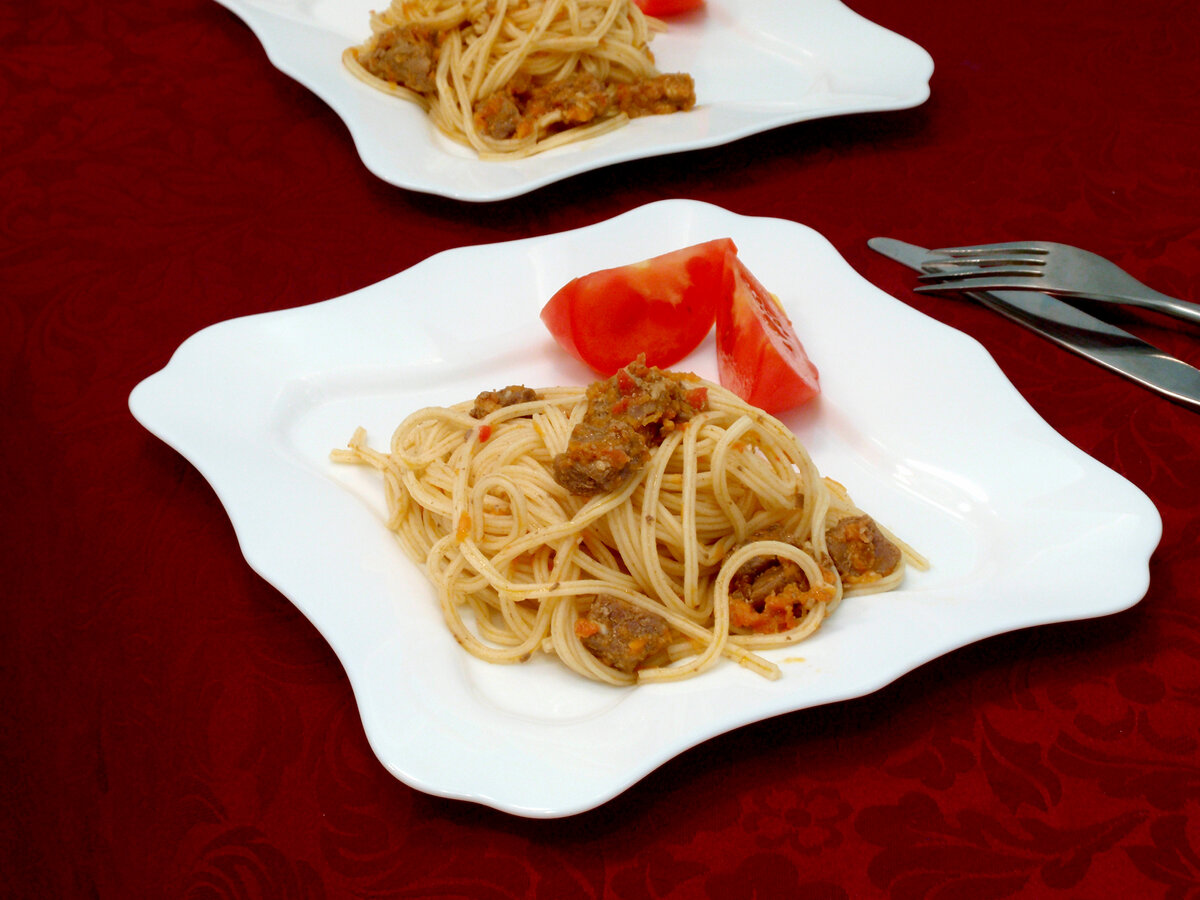 Спагетти с мясом в томатно-чесночном соусе