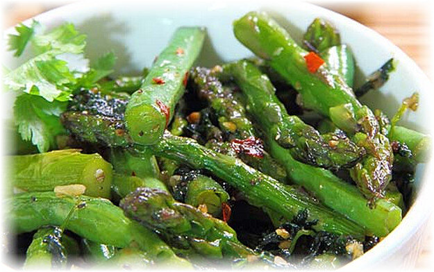 Достаточно популярен маринованный продукт. Калорийность маринованной спаржи составит всего 15 ккал/100 г. Жареный продукт калорийней, чем вареный: если овощ поджарить на масле, его калорийность составит 75 ккал/100 г. В продаже есть замороженный овощ, его калорийность составит 24 ккал/100 г. В белых сортах содержится чуть больше сахаров, поэтому энергетическая ценность будет немного выше.