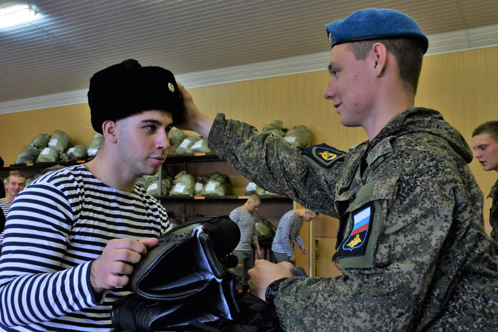 Как узнать где служит призывник. Солдаты на призывном пункте. Военная форма новобранца. Срочная служба в армии. Форма новобранцев в армию