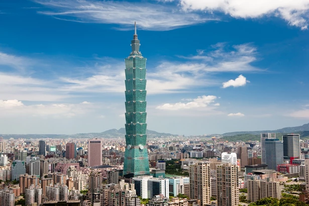 Тайбэй, Тайвань. Панорама города с одним из самых высоких небоскребов в мире Taipei 101 / ShutterStock 