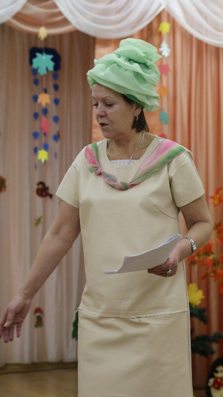 В детском саду играем в сказку про овощи 2014 г.  Кто-то из деток-капуста отсутствует🥰