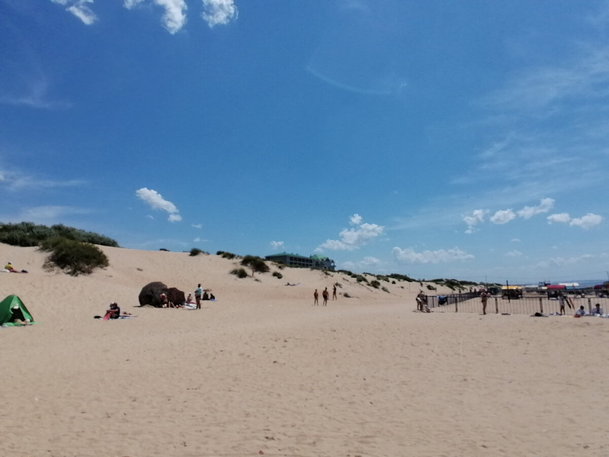 По дюнам можно побегать, можно пофоткаться, можно найти местечко поукромней и позагорать без линий бикини...