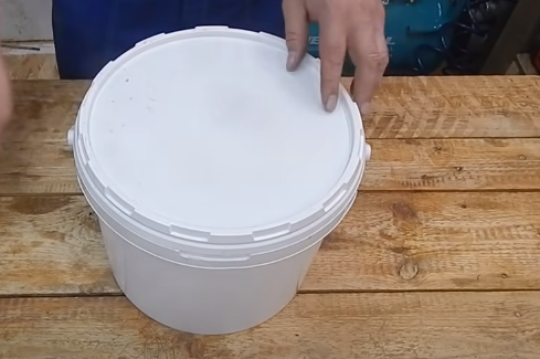 Пластиковое ведро.