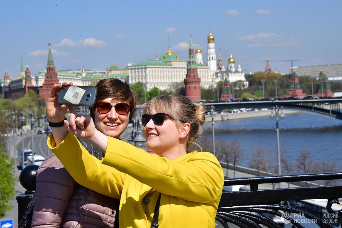 Путешественник из москвы хочет посетить. Туристы в МСК. Путешественник в Москве. Туристы в Москве селфи. Немецкие туристы.