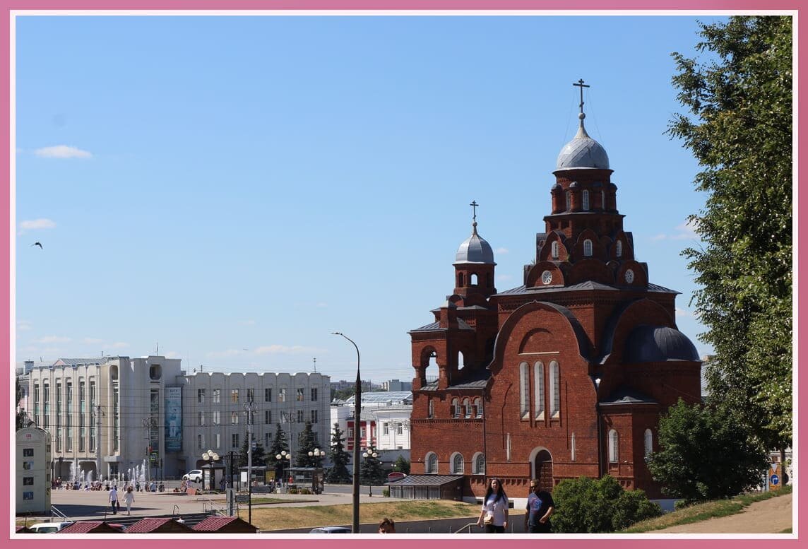 Вид на Театральную площадь и Музей (справа).