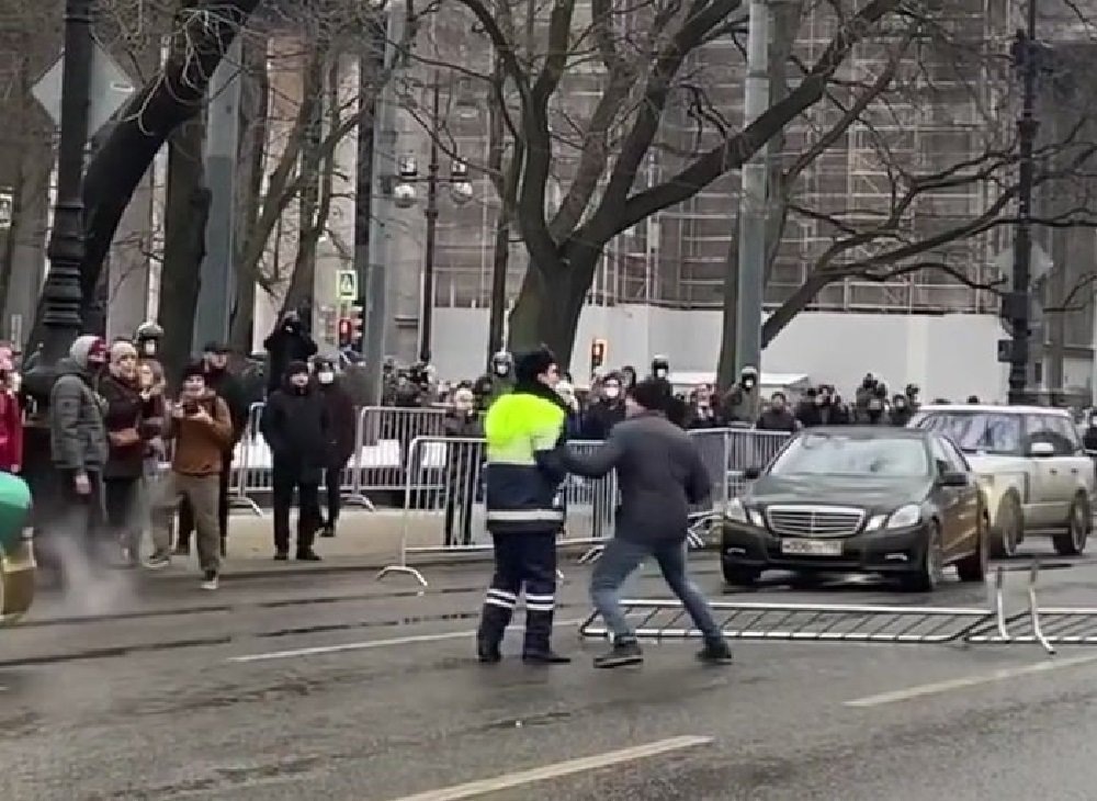 Момент нападения Девятого на сотрудника ГИБДД. Кадр видео в ТГ-канале "Силовики"