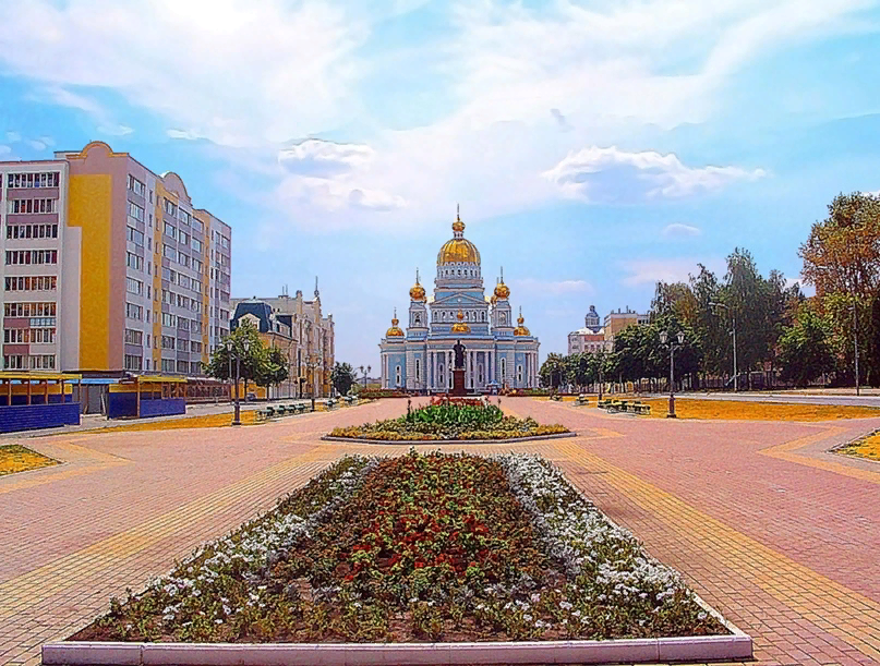 Был знойный день. Но всё же отдельные прохожие попадались. Вместе с проводами, перерезающими всё небо, их пришлось скрупулёзно вырезать.