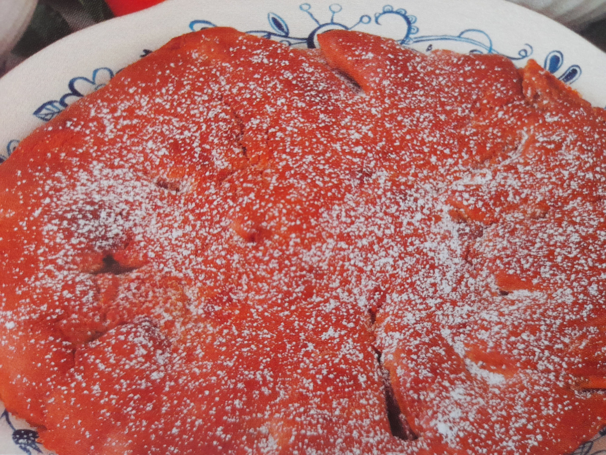 3 яйца , 1 стакан сахара , 1 стакан муки , 2 ст. л. сметаны , 50 г. сливочного масла , 3-4 яблока , 1/4 стакана орехов , 1 ч. л. лимона , 1/4 ч. л. корицы . 