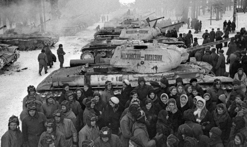Делегация колхозников Ленинского района Московской области передает Красной Армии танковую колонну «Московский колхозник», состоящую из 21 танка КВ-1С. Декабрь 1942