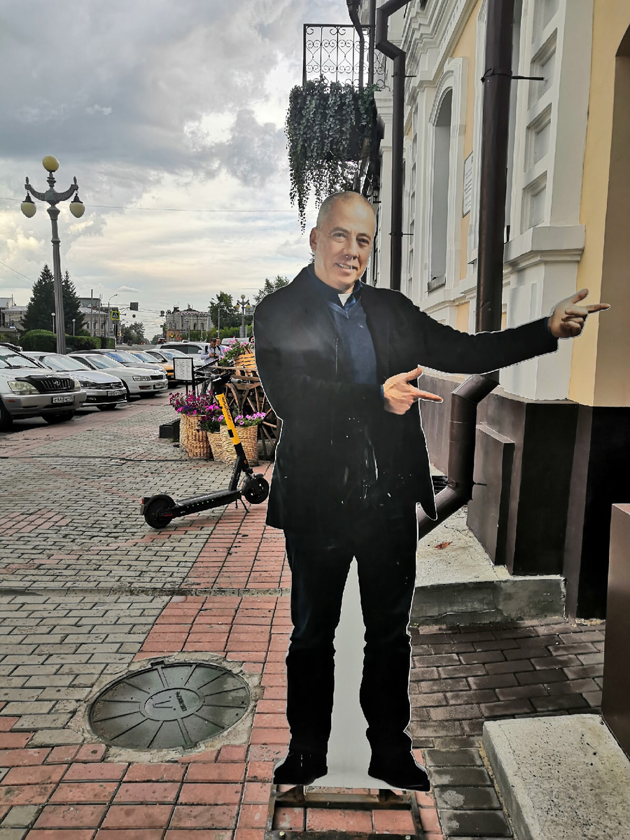 Фото просто смешное - изображение мужика ( кто это такой ? 🤔) возле Томского ресторанчика 