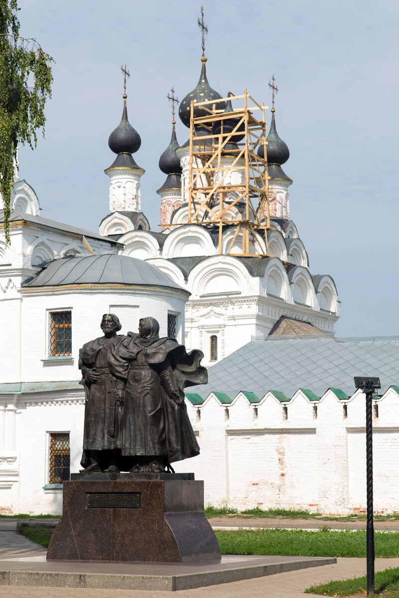 Памятник Петру и Февронии у стен Свято-Троицкого женского монастыря, в котором находятся мощи святых - покровителей семьи и брака. Меч в руках князя Петра — это символ княжеской власти и нерушимости русского духа. Феврония прикрывает плечи князя покрывалом — это символизирует женскую мудрость и покровительство.