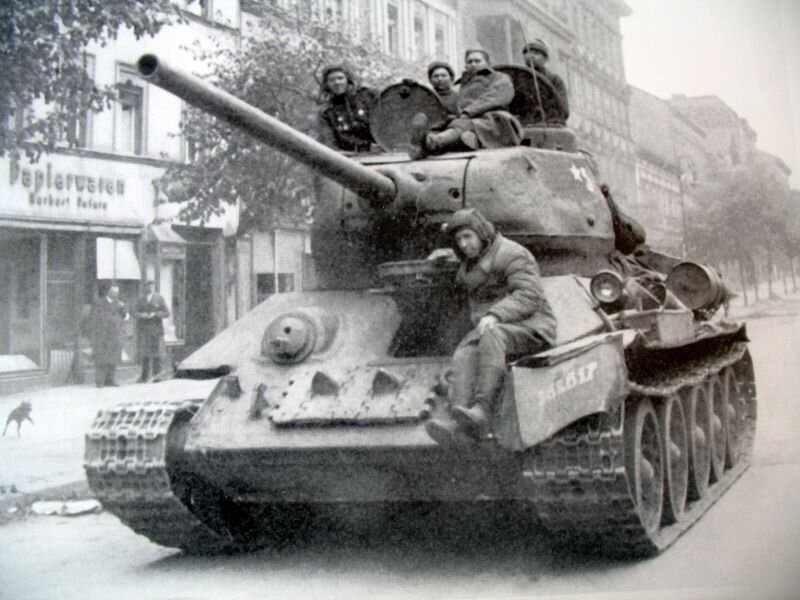 Танк Т-34 на улицах Берлина Источник фото: сайт waralbum.ru 