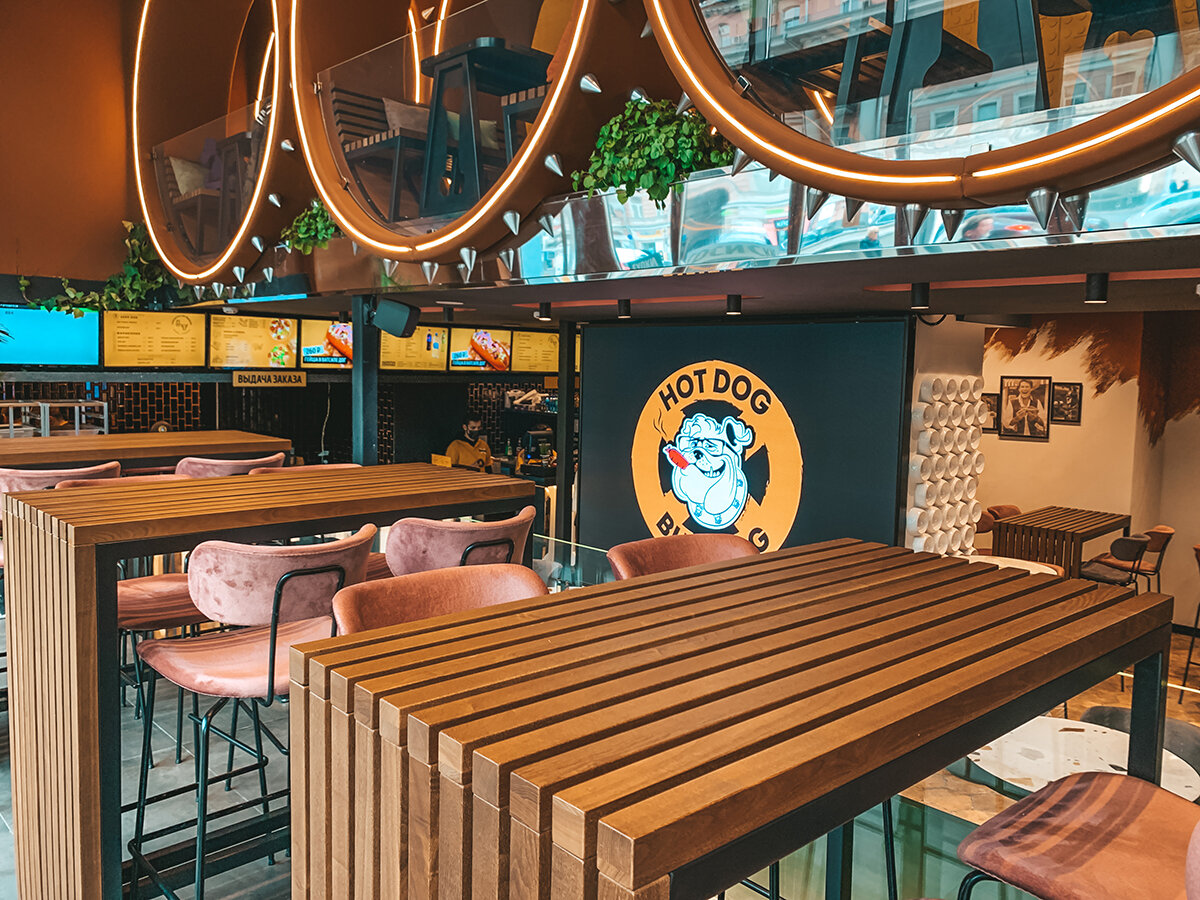 Вид на зал и кассы →