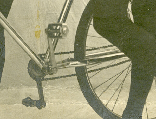 Фотография 1900-х годов, запечатлевшая двух цирковых с трюковым велосипедом. Из коллекции Веломузея Андрея Мятиева.