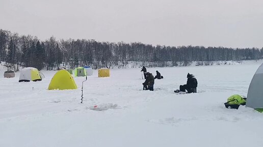 Время на рыбалке в счет жизни не идёт. Лучшая зимняя рыбалка.